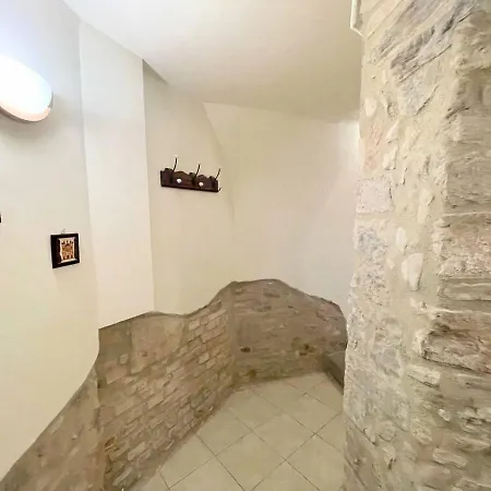 Car Not Necessary Centrally Located, Up Market Apt- Sleeps 46 - Terracebbq * Spoleto