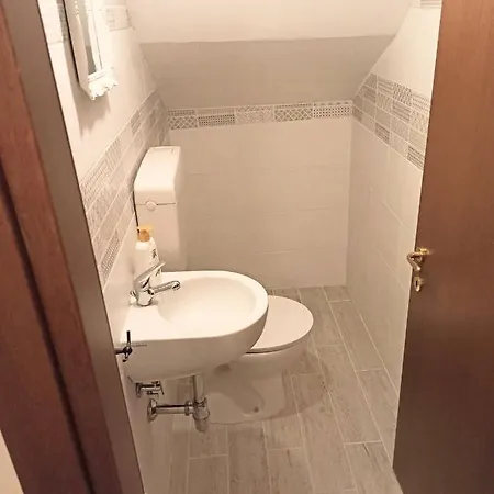 Car Not Necessary Centrally Located, Up Market Apt- Sleeps 46 - Terracebbq Spoleto