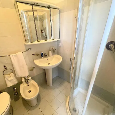 Car Not Necessary Centrally Located, Up Market Apt- Sleeps 46 - Terracebbq
